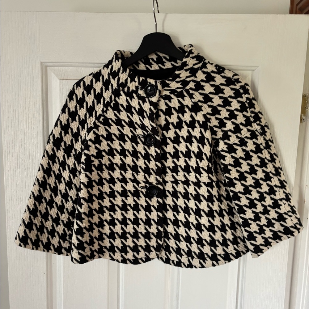 MICHAEL Michael Kors Houndstooth Cape in Black and Cream